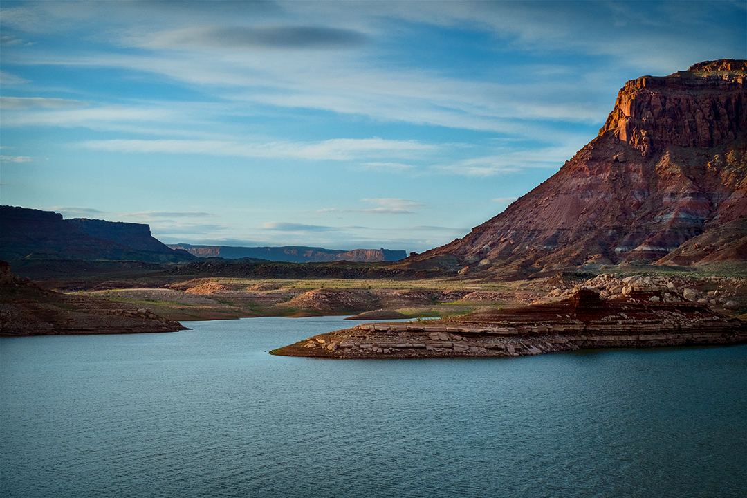 Landscape photograph of a sunrise on Lake Powell in Utah